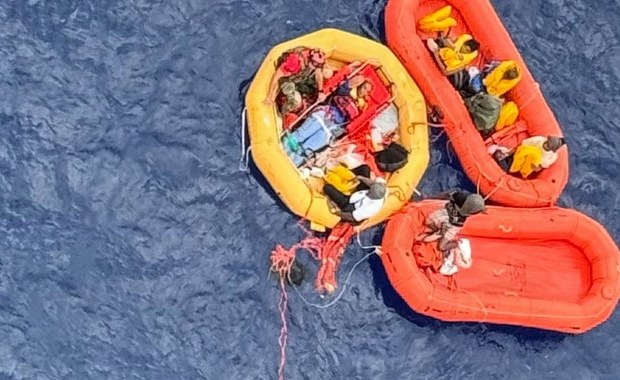 Cud na oceanie. Pięć godzin dryfowali na tratwie po katastrofie lotniczej 