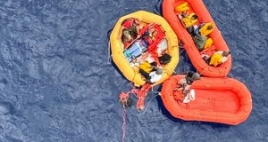 Cud na oceanie. Pięć godzin dryfowali na tratwie po katastrofie lotniczej 