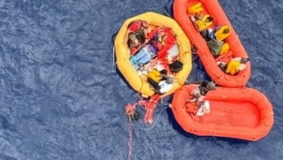 Cud na oceanie. Pięć godzin dryfowali na tratwie po katastrofie lotniczej 