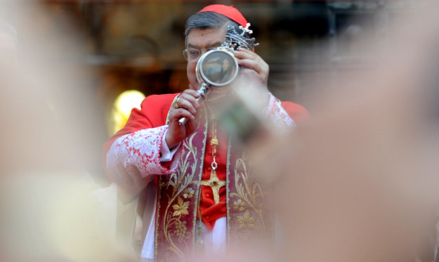 Cud nie jest oficjalnie uznawany przez Kościół katolicki, ale jest uroczyście celebrowany w Neapolu /AFP