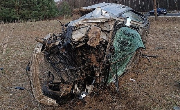Cudem uniknął tragedii. 18-latek dachował bmw, bo jechał za szybko