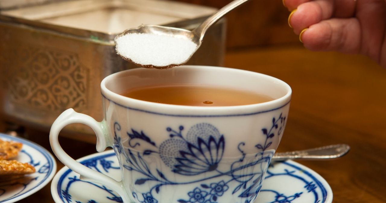 Cukier biały to najgorszy produkt do słodzenia herbaty - powinno się go unikać /MagMos /Canva Pro