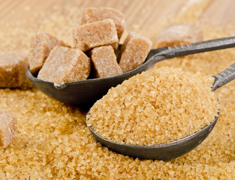 Cukier brązowy, miód czy syrop klonowy nie są dobrymi zamiennikami zwykłego cukru /123RF/PICSEL