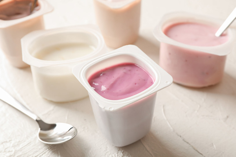 Cukier jest w jogurtach smakowych, ale i w naturalnych /123RF/PICSEL