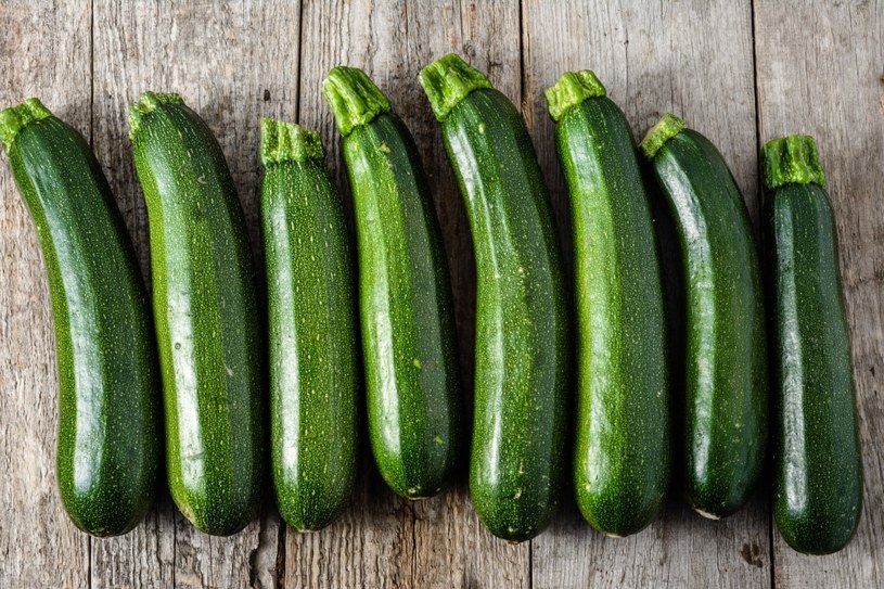 Cukinia jest jednym z wdzięczniejszych warzyw. Warto zamknąć ją w słoiku /&copy;123RF/PICSEL
