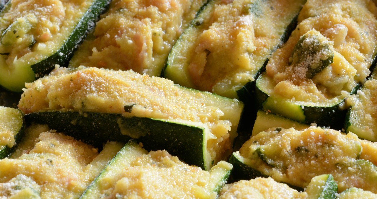 Cukinia zapiekana pod parmezanem świetnie sprawdzi się na lekki obiad lub kolację /famed01 /123RF/PICSEL