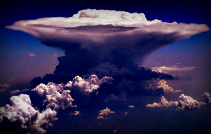 Cumulonimbusy to chmury burzowe, które urzekają swym pięknem, choć wewnątrz ich panuje prawdziwe piekło /materiały prasowe