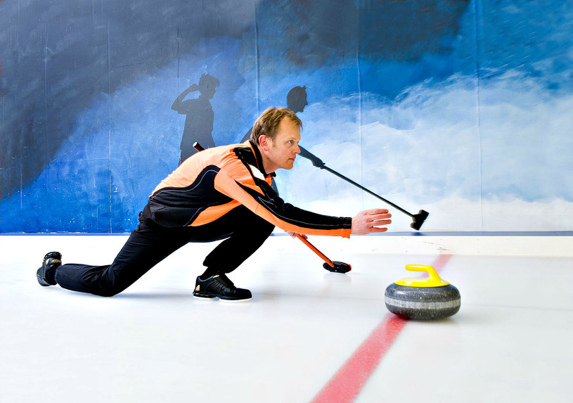 Curling wydaje ci się nudny? Zmieni się to, kiedy sam chwycisz za miotłę! /123RF/PICSEL
