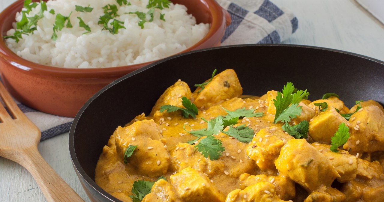 Curry najlepiej smakuje z ugotowanym na sypko ryżem basmati /123RF/PICSEL