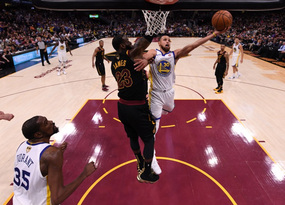 Curry okazał się lepszy LeBrona Jamesa, nie tylko w tej akcji /CARLOS OSORIO / ASSOCIATED PRESS / POOL /PAP/EPA