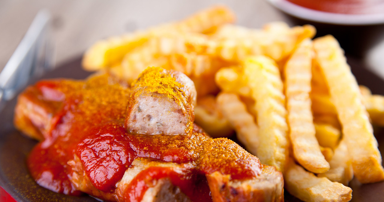 Currywurst obrósł legendą. Można go zjeść w większości berlińskich barów /123RF/PICSEL