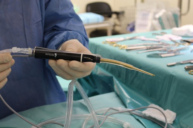 CUSA - ultradźwiękowy nóż do usuwania tkanek nowotworowych u małych pacjentów /Marek Wiosło /RMF FM