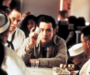 Cusack zwrócił na siebie uwagę widowni w latach 80. takimi filmami, jak: "Pewna sprawa", "Nic nie mów" i "Szesnaście świeczek". Następnie stworzył kreację idola nastolatek w dramatach, dreszczowcach i komediach: "Naciągacze" (na zdjęciu), "Spisek ośmiu", „Szalone lato”, „Tytuł taśmy” i „Szaleńczy pościg”.  