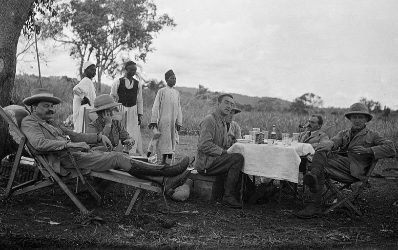 Cuthbert Christy (pierwszy z lewej) z członkami wyprawy naukowej w Ugandzie /CC BY 4.0 /domena publiczna