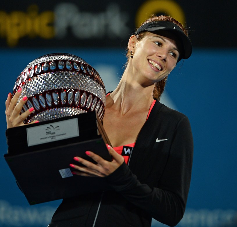 Cwetana Pironkowa z trofeum za zwycięstwo w Sydney /AFP