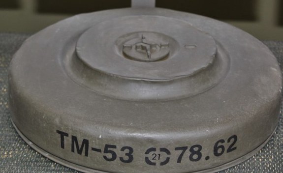 Ćwiczebna mina przeciwpancerna TM-53 z zapalnikiem /KPP Puck /Policja