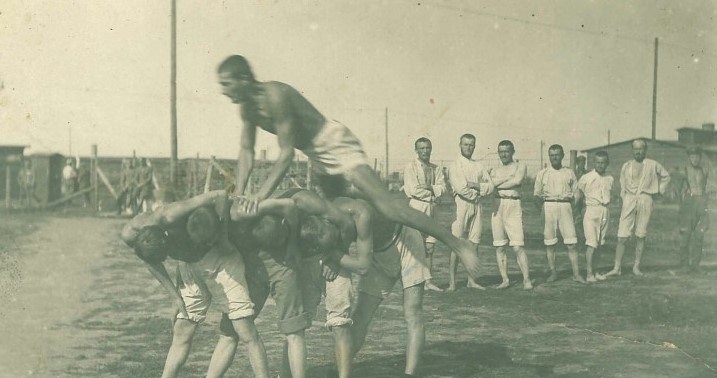 Ćwiczenia gimnastyczne internowanych legionistów w Szczypiornie, 1917 r.; AAN Akta Bronisława Piłsudskiego, sygn. 124. /Archiwum Akt Nowych