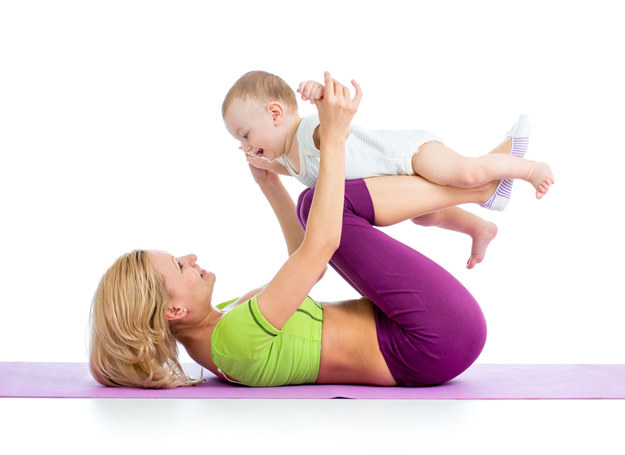 Ćwiczenia mogą wspomóc rozwój mięśni i kości, a poza tym wpływają na koordynację ruchową dziecka. /123RF/PICSEL