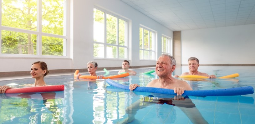 Ćwiczenia na basenie są dla seniorów wręcz rekomendowane. Nie obciążają stawów, a zbawiennie działają na zdrowie /123RF/PICSEL