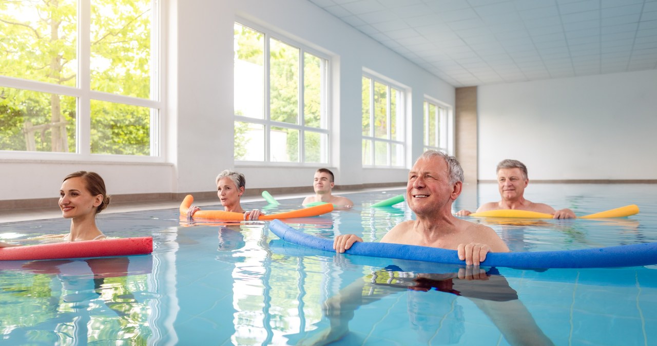 Ćwiczenia na basenie są dla seniorów wręcz rekomendowane. Nie obciążają stawów, a zbawiennie działają na zdrowie /123RF/PICSEL