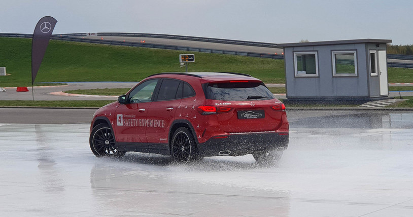 Ćwiczenia na płycie w trakcie Mercedes-Benz Safety Experience /Michał Domański /INTERIA.PL