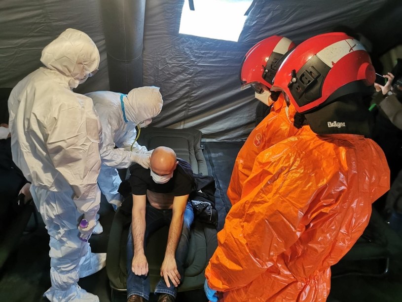 Ćwiczenia Państwowej Straży Pożarnej przed oddziałem zakaźnym Wojewódzkiego Szpitala na wypadek epidemii koronawirusa/ zdjęcie ilustracyjne /Łukasz Solski / East News /East News