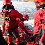 Ćwiczenia strażaków i pokaz ratownictwa lodowego na krakowskich Bagrach 