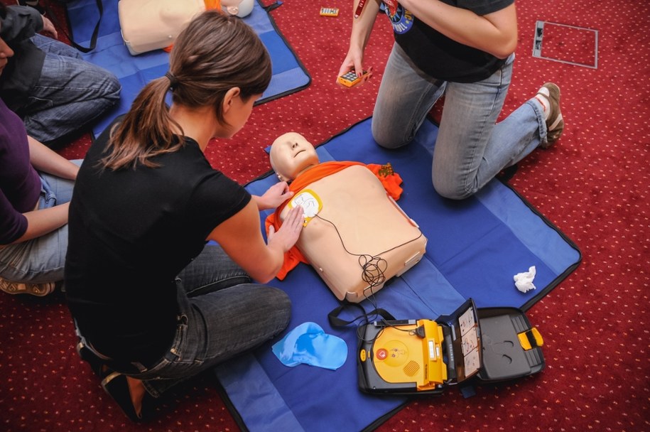 Ćwiczenia z zakresu pierwszej pomocy /Shutterstock