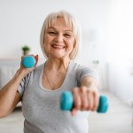 ćwiczenia na ramiona Ćwiczenie 3w1 dla kobiet 50+. Wysmukla ręce, plecy i pomaga poprawić postawę
