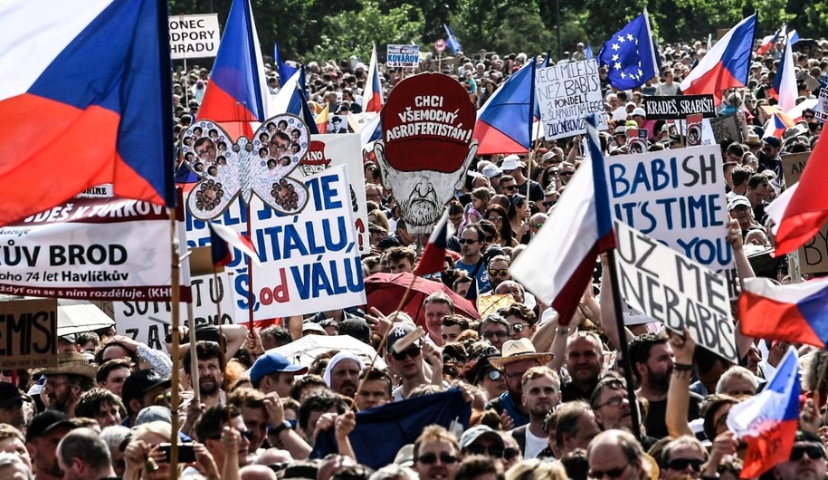 Ćwierćmilionowy protest przeciw premierowi i minister sprawiedliwości w Czechach /FILIP SINGER /PAP/EPA