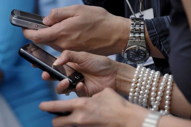 Cyberprzestępcy mogą zacząć atakować SMS-y wysyłane do nas przez banki /AFP