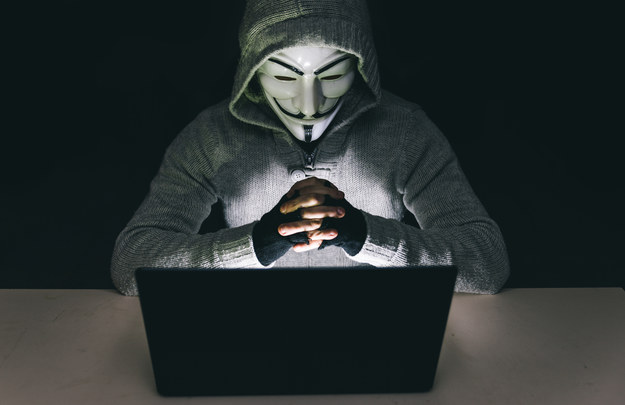 Cyberwojnę Federacji Rosyjskiej wypowiedzieli hakerzy z grupy Anonymous /shutterstock /Shutterstock
