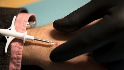 Cyborg z pracy. Coraz więcej firm wszczepia pracownikom czipy