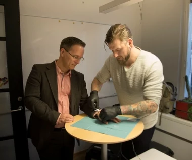 Cyborg z pracy. Coraz więcej firm wszczepia pracownikom czipy