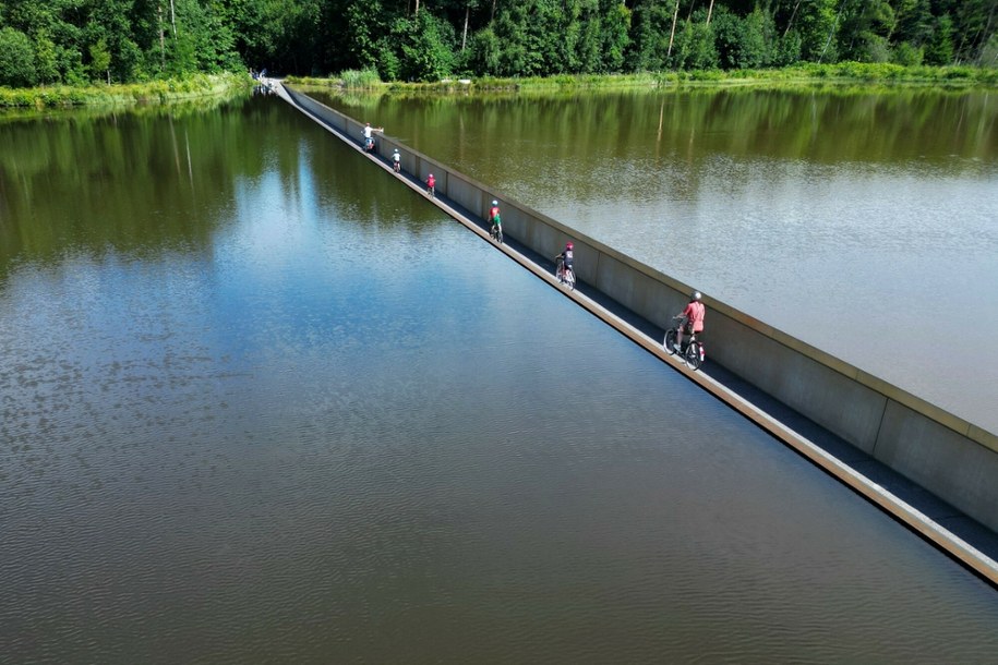 "Cycling through Water" /NICOLAS TUCAT/AFP/East News /East News