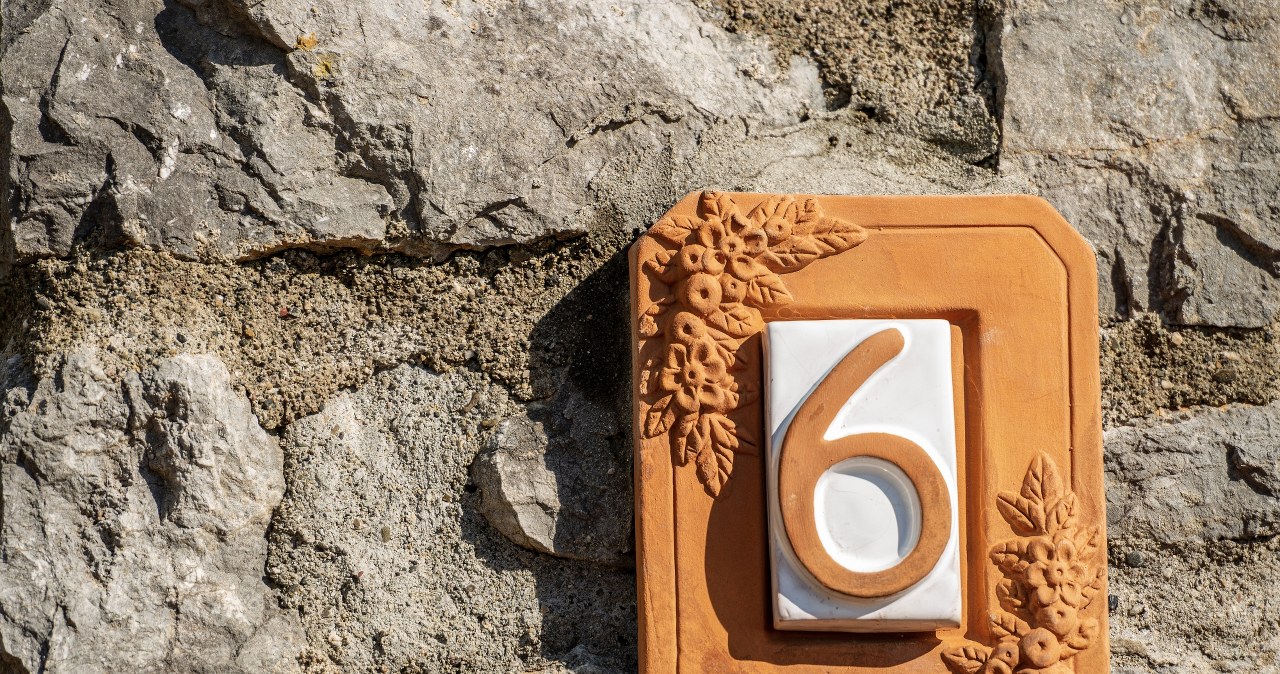 Cyfra 6 pozytywnie wpływa na ludzi. Warto zamieszkać pod tym numerem. /123RF/PICSEL