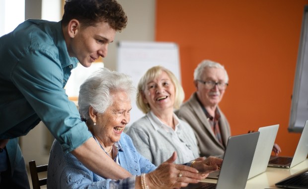 Cyfrowa pomoc dla seniorów w Katowicach 