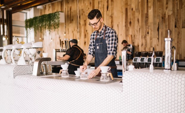 Cyfrowa rewolucja w gastronomii. Co zmieniły kody QR, płatności mobilne i zamówienia online?