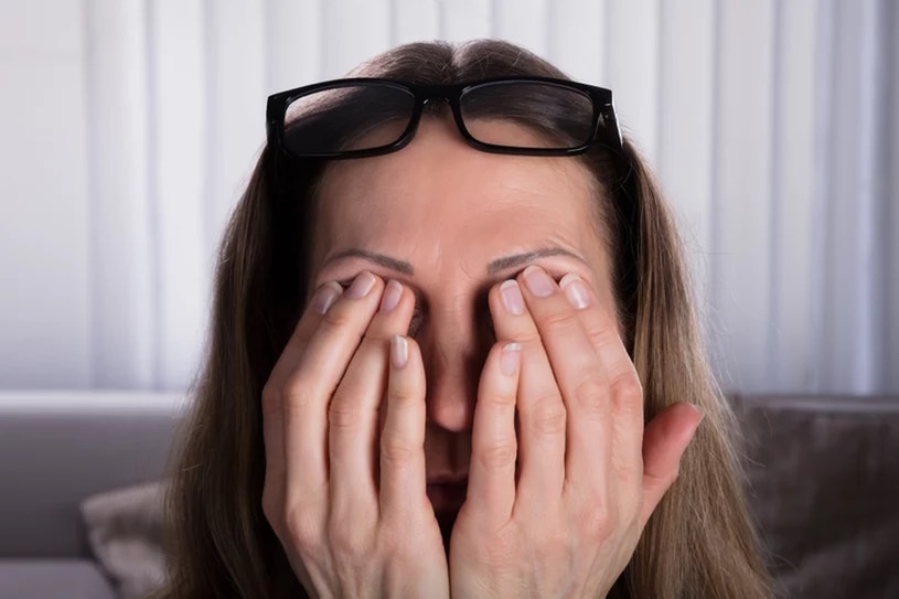 Cyfrowe zmęczenie wzroku to zjawisko powszechne. Jakie ćwiczenia mogą pomóc oczom? Wymieniamy pięć takich, które warto wykonywać regularnie /123RF/PICSEL
