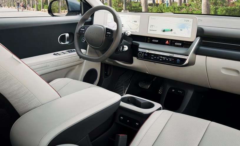 Cyfrowy kokpit Hyundaia IONIQ 5 składa się z dwóch dużych ekranów, ale nie zapomniano o osobnym panelu klimatyzacji /.