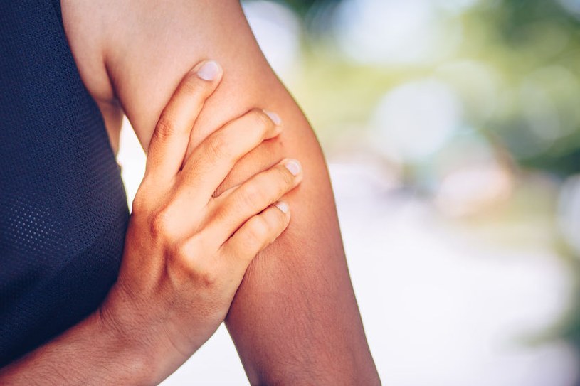 Cyjanobakterie w Morzu Bałtyckim. Takie objawy wywołują sinice u człowieka