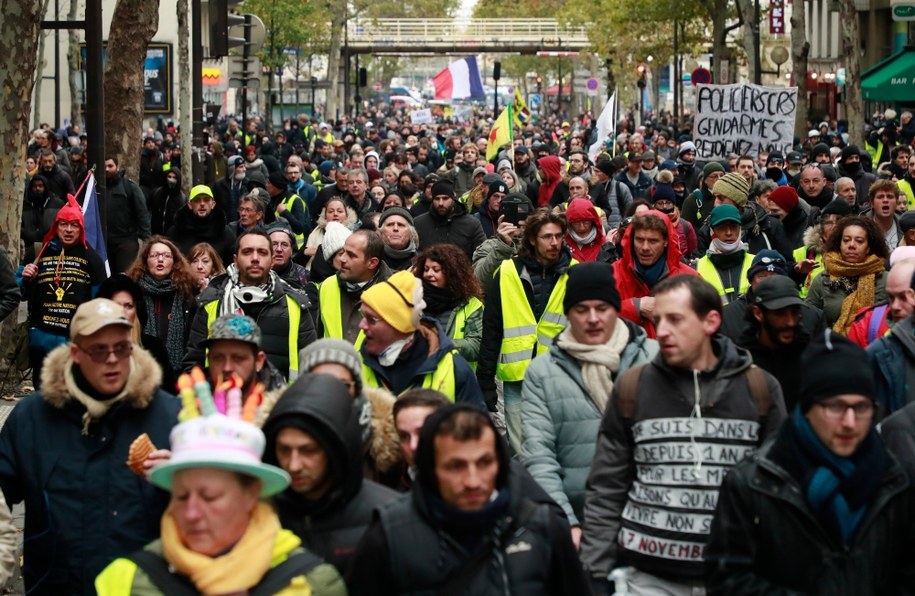 Cykliczne demonstracje trwają od roku /YOAN VALAT  /PAP/EPA