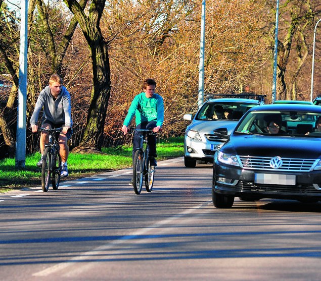 Cykliści dość często jeżdżą obok siebie, tamując ruch - tymczasem przepisy nie pozwalają na to. /Motor