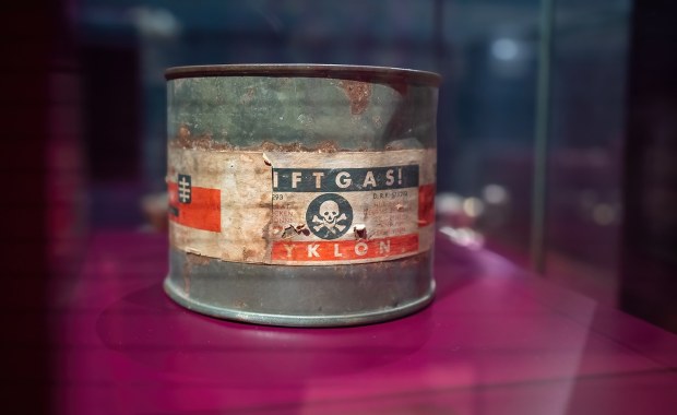 "Cyklon B", broń i pamiątki po hitlerowcach. Stoisko Polaka zaszokowało Niemców