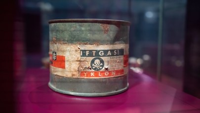 "Cyklon B", broń i pamiątki po hitlerowcach. Stoisko Polaka zaszokowało Niemców