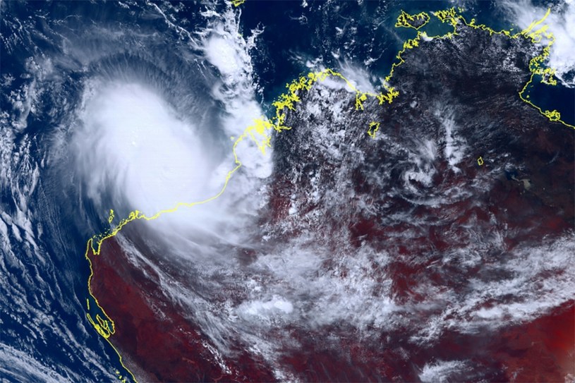 Cyklon Ilsa zbliżający się do zachodniego wybrzeża Australii, czwartek, 13 kwietnia, 2023 (zdjęcie satelitarne) /East News
