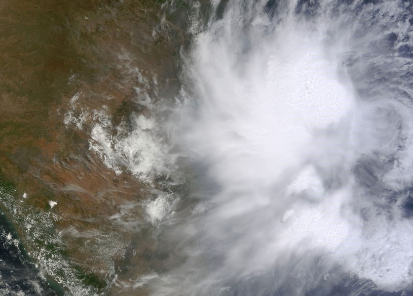 Cyklon na zdjęciu satelitarnym /AFP /AFP