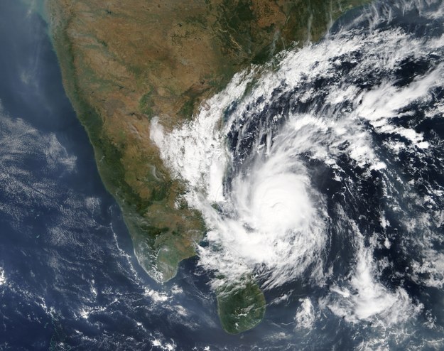 Cyklon uderzył w stan Tamilnadu w południowych Indiach /EPA/NASA /PAP