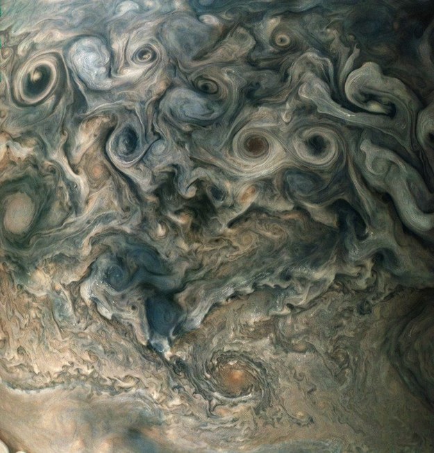 Cyklony wokół bieguna północnego Jowisza /NASA/JPL-Caltech/SwRI/MSSS/Betsy Asher Hall/Gervasio Robles Juno reached Jupiter and began  /materiały prasowe