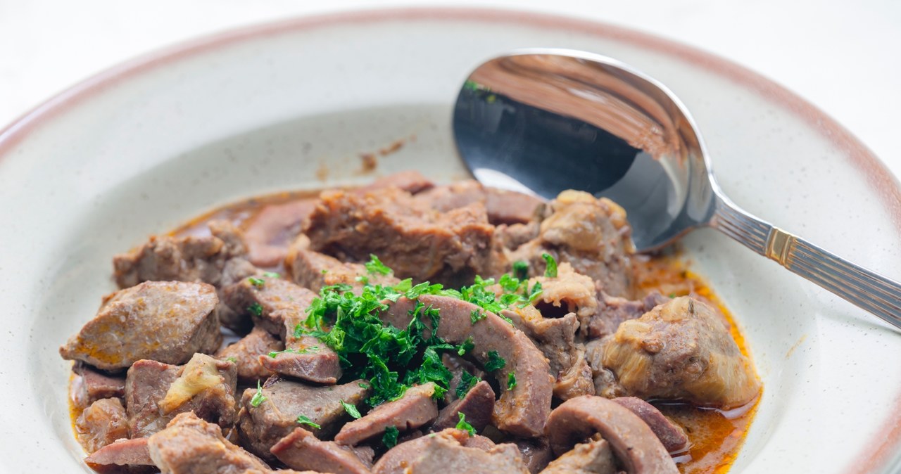 Cynaderki wieprzowe w PRL były stałym punktem menu w stołówkach pracowniczych i barach mlecznych /123RF/PICSEL